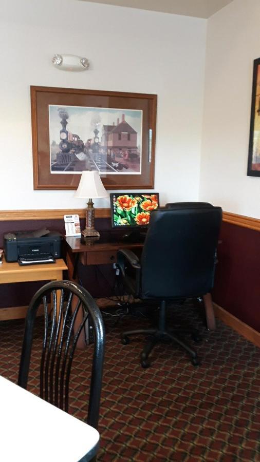 Herington Inn And Suites エクステリア 写真
